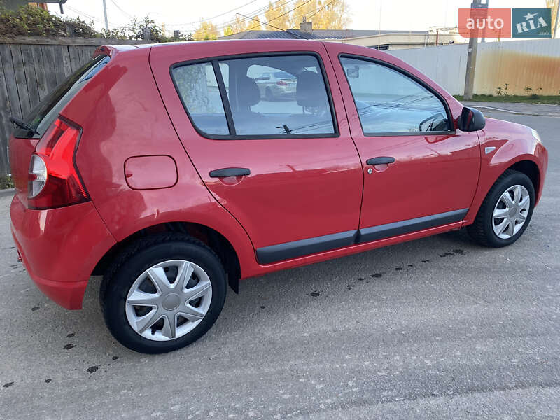 Хэтчбек Dacia Sandero 2010 в Киеве