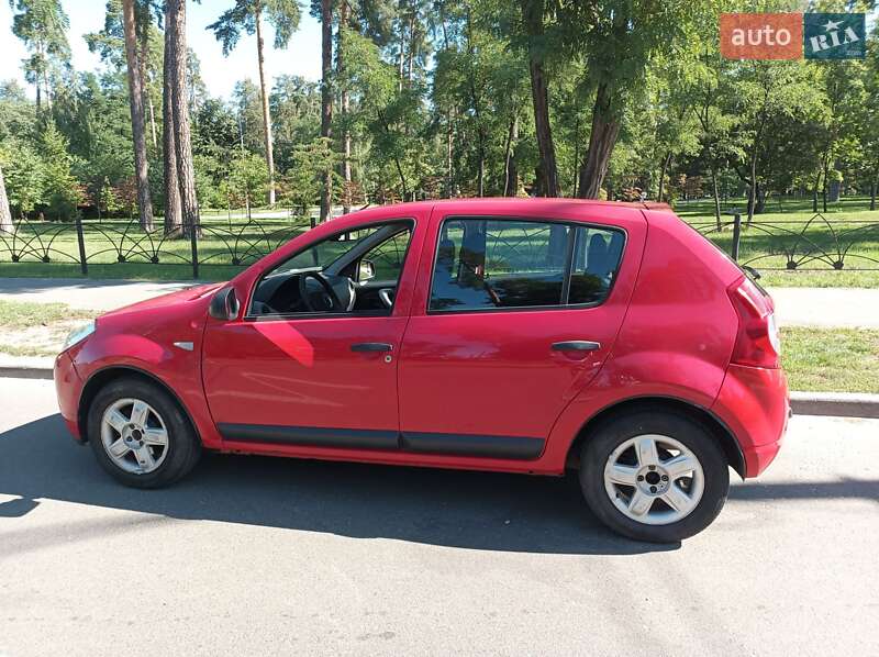 Хетчбек Dacia Sandero 2009 в Києві