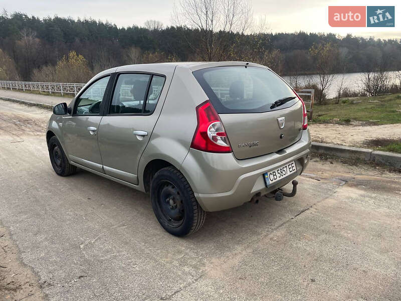 Хэтчбек Dacia Sandero 2008 в Чернигове