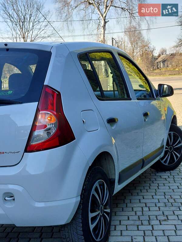 Хэтчбек Dacia Sandero 2010 в Самборе фото 54 Хэтчбек Dacia Sandero 2010 в Самборе