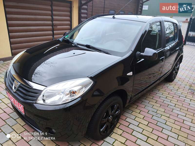 Хэтчбек Dacia Sandero 2012 в Немирове