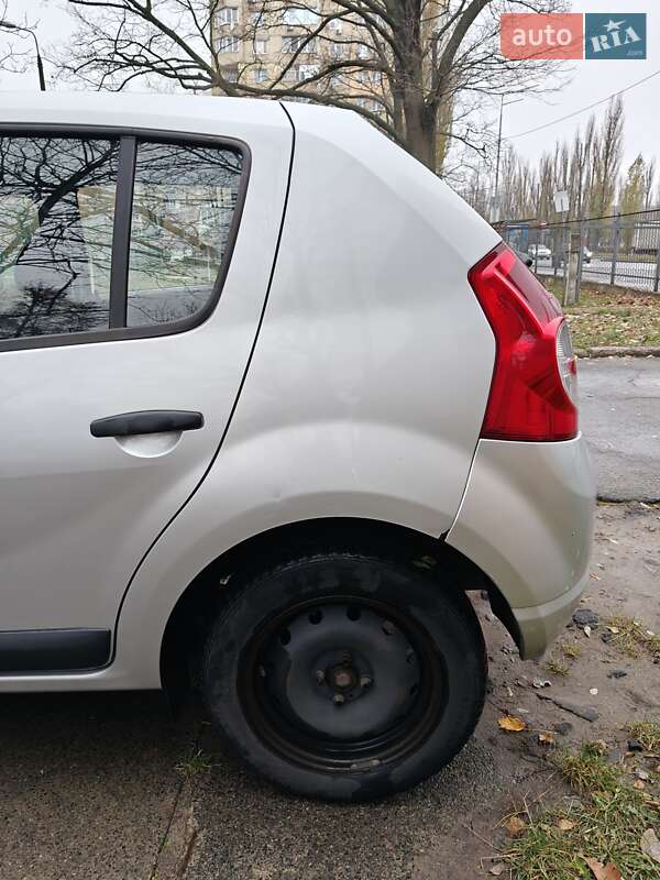 Хэтчбек Dacia Sandero 2009 в Киеве