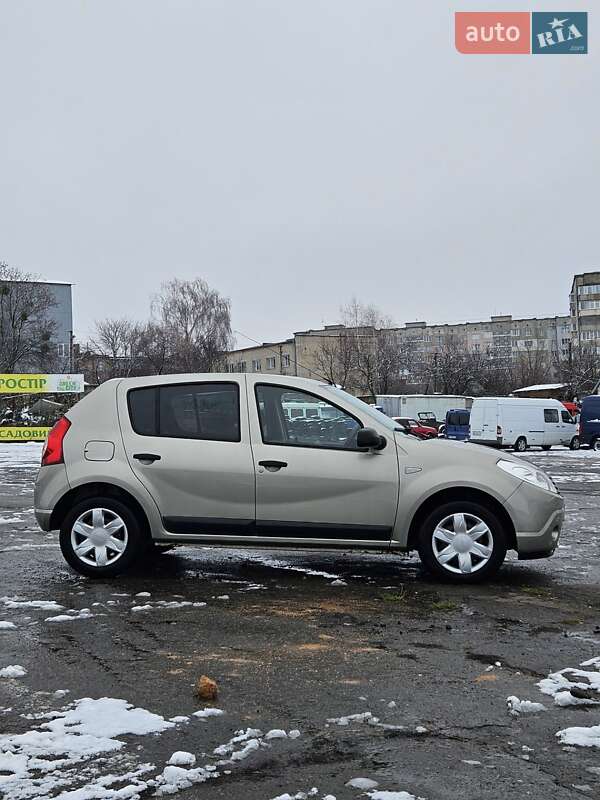Хэтчбек Dacia Sandero 2009 в Ровно