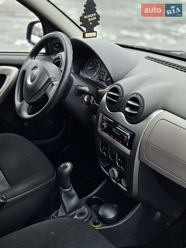 Хэтчбек Dacia Sandero 2009 в Ровно
