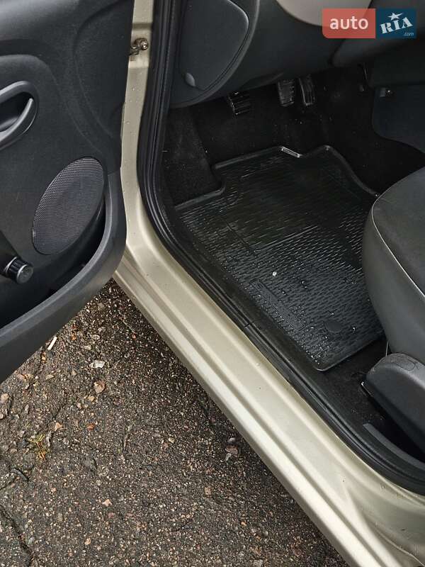 Хэтчбек Dacia Sandero 2009 в Ровно