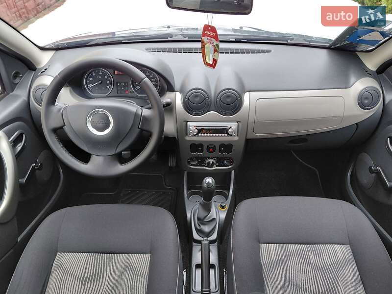 Хэтчбек Dacia Sandero 2009 в Самборе