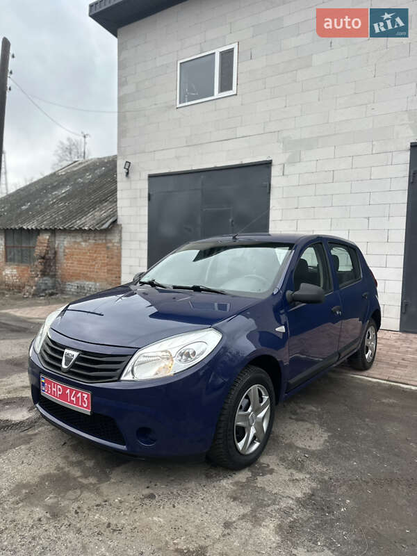 Хэтчбек Dacia Sandero 2010 в Хороле
