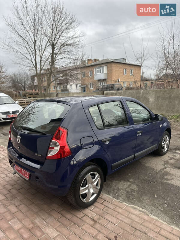 Хэтчбек Dacia Sandero 2010 в Хороле