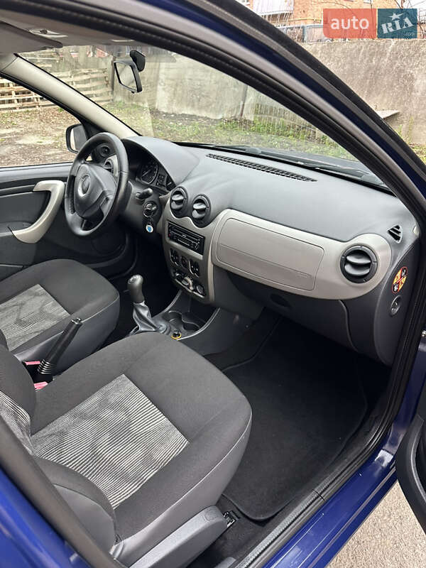 Хэтчбек Dacia Sandero 2010 в Хороле