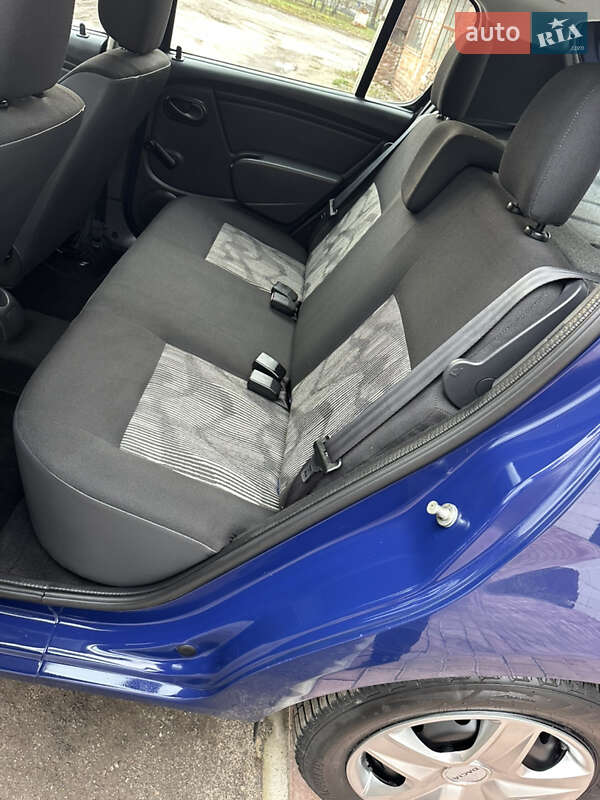 Хэтчбек Dacia Sandero 2010 в Хороле