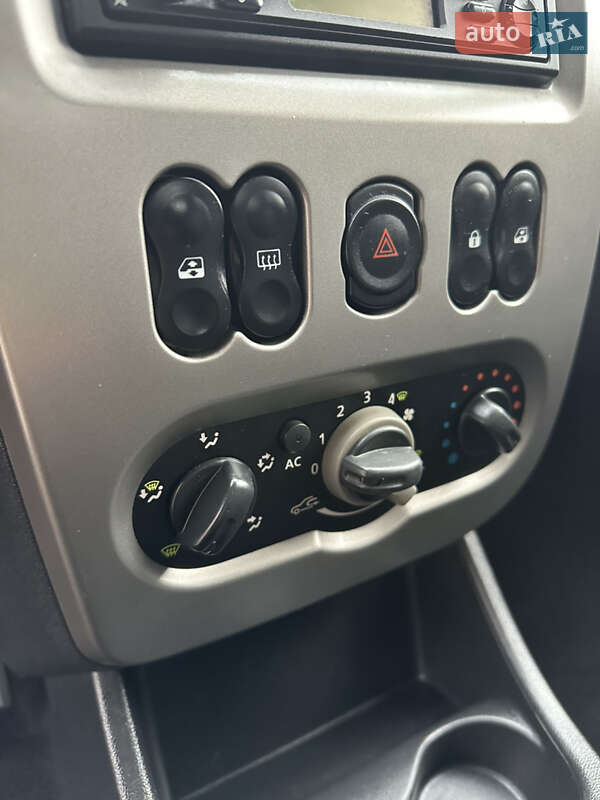 Хэтчбек Dacia Sandero 2010 в Хороле