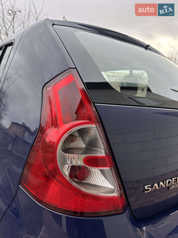 Хэтчбек Dacia Sandero 2010 в Хороле