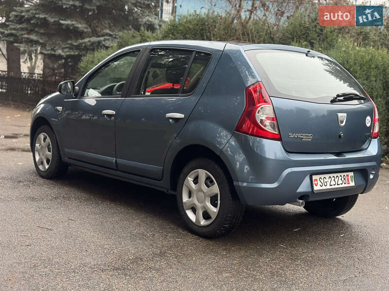 Хэтчбек Dacia Sandero 2008 в Умани