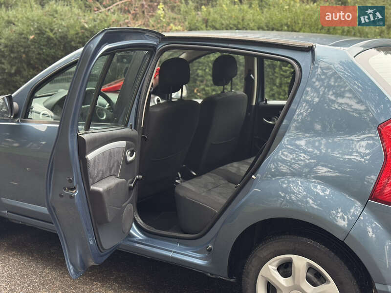 Хэтчбек Dacia Sandero 2008 в Умани