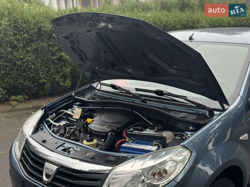 Хэтчбек Dacia Sandero 2008 в Умани