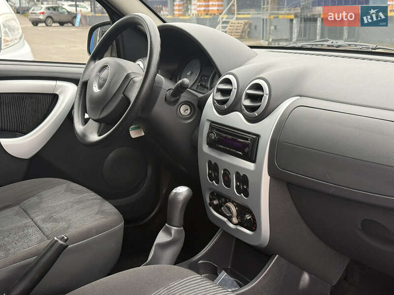 Хэтчбек Dacia Sandero 2011 в Ровно