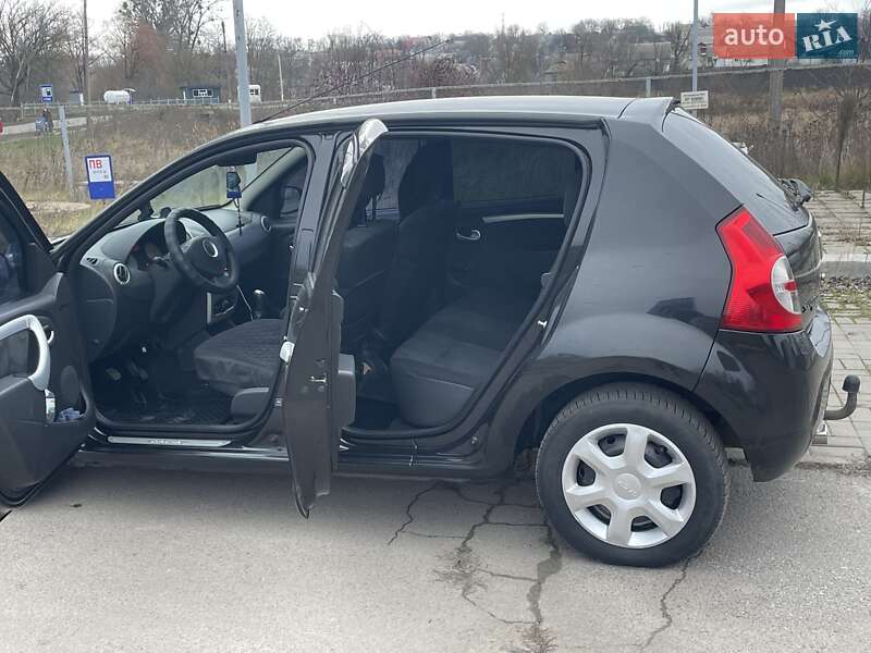 Хетчбек Dacia Sandero 2009 в Жашківу