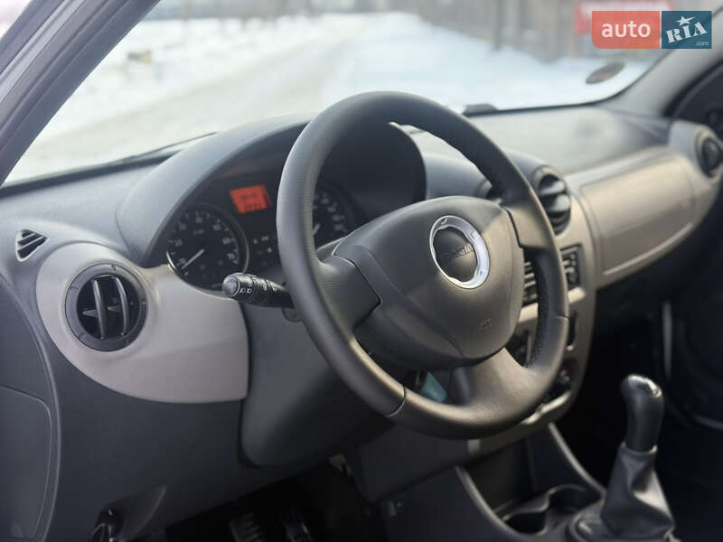 Хэтчбек Dacia Sandero 2009 в Березане