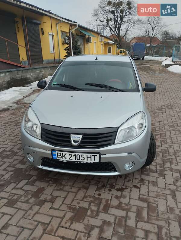 Хэтчбек Dacia Sandero 2008 в Ровно