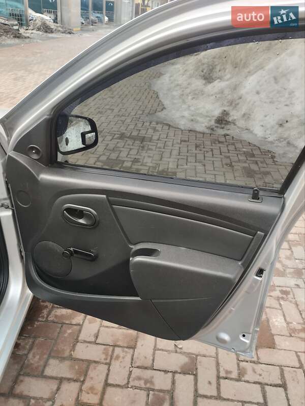 Хэтчбек Dacia Sandero 2008 в Ровно