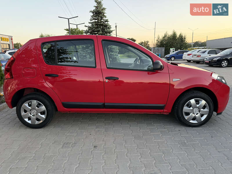 Хэтчбек Dacia Sandero 2009 в Виннице