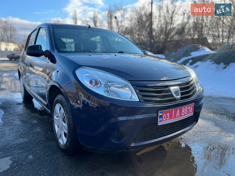 Хэтчбек Dacia Sandero 2012 в Хороле