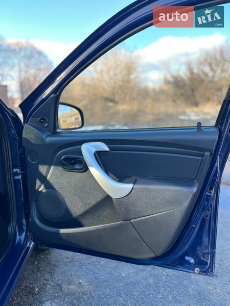 Хэтчбек Dacia Sandero 2012 в Хороле