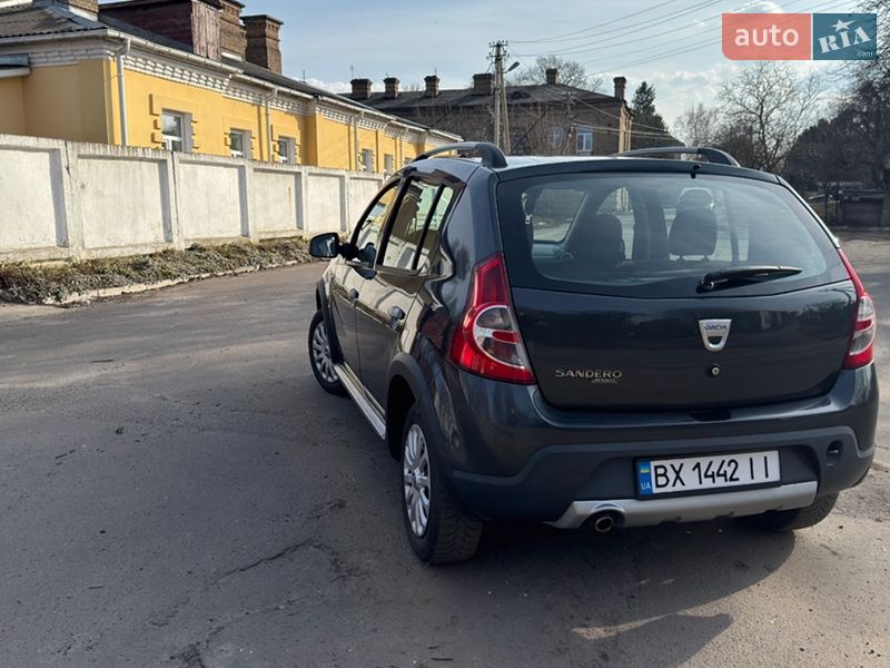 Хэтчбек Dacia Sandero 2010 в Остроге