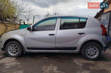 Хэтчбек Dacia Sandero 2008 в Змиеве
