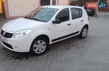 Хэтчбек Dacia Sandero 2010 в Черновцах