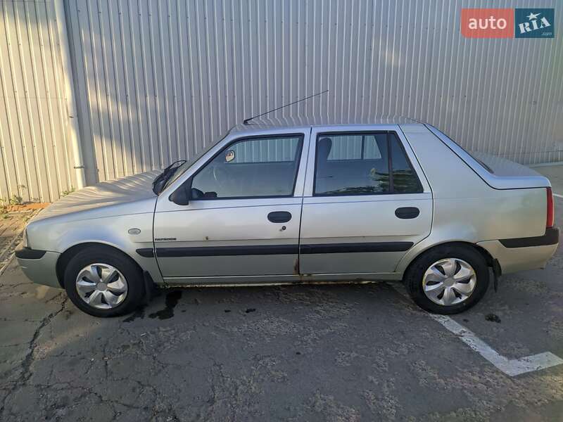 Седан Dacia Solenza 2003 в Киеве