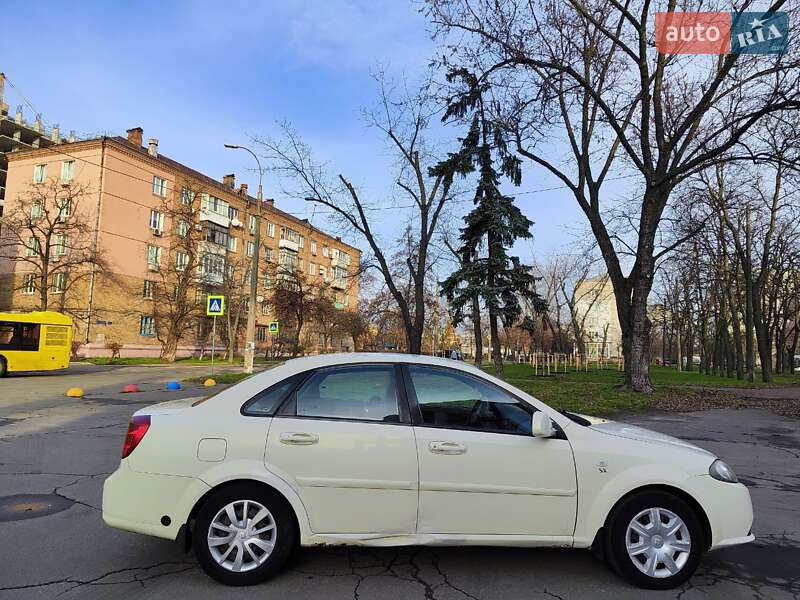 Седан Daewoo Gentra 2015 в Киеве