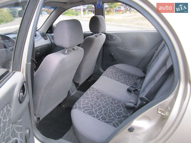 Седан Daewoo Lanos 2004 в Днепре