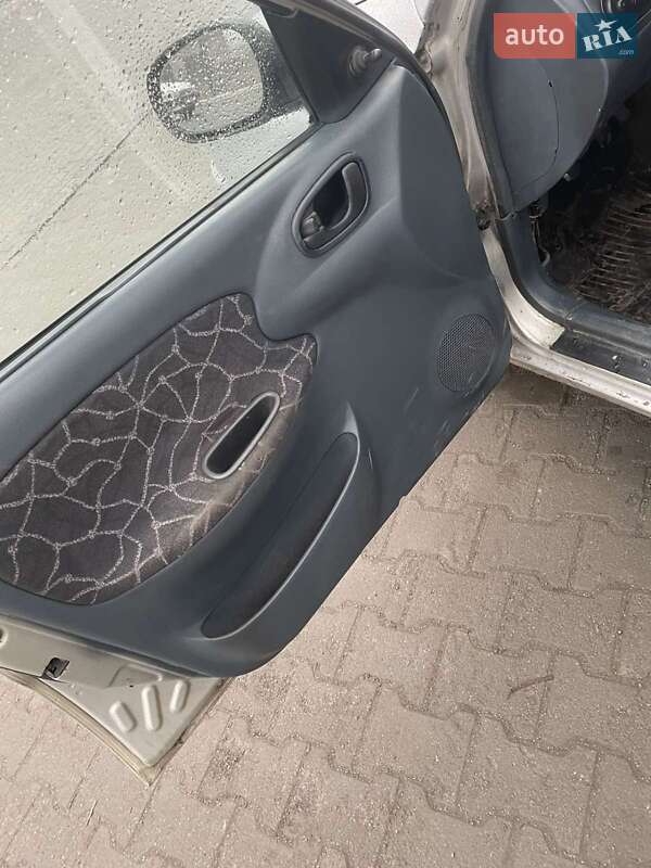 Седан Daewoo Lanos 2002 в Днепре