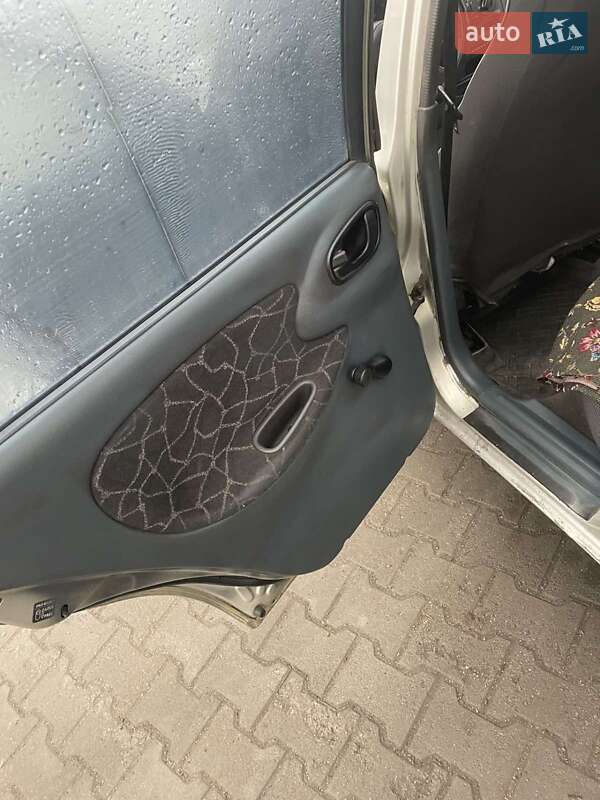 Седан Daewoo Lanos 2002 в Днепре