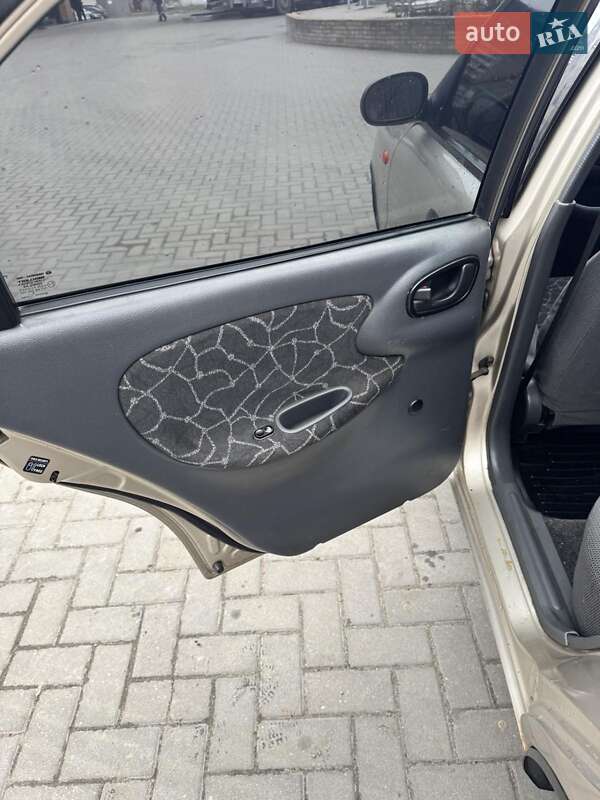 Седан Daewoo Lanos 2004 в Днепре