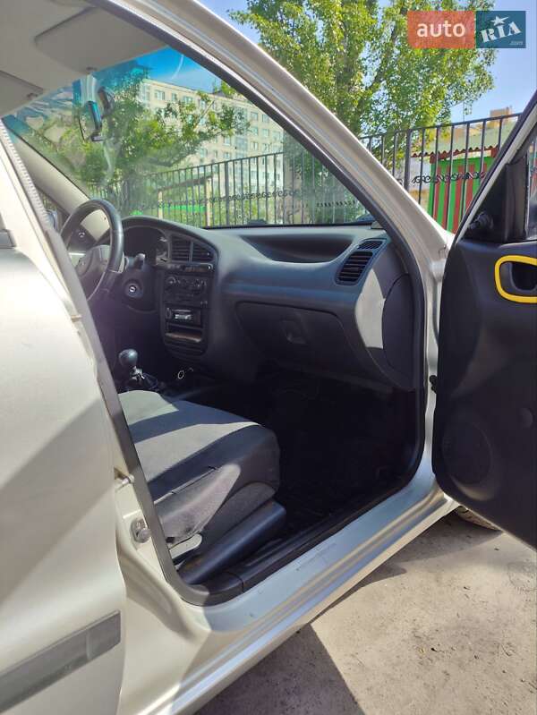 Седан Daewoo Lanos 2003 в Киеве