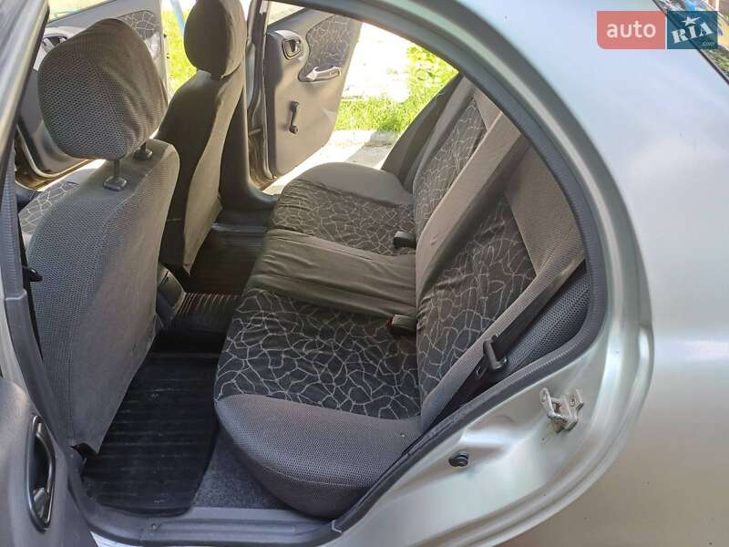 Седан Daewoo Lanos 2003 в Петропавловской Борщаговке