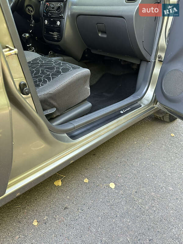 Седан Daewoo Lanos 2004 в Ровно