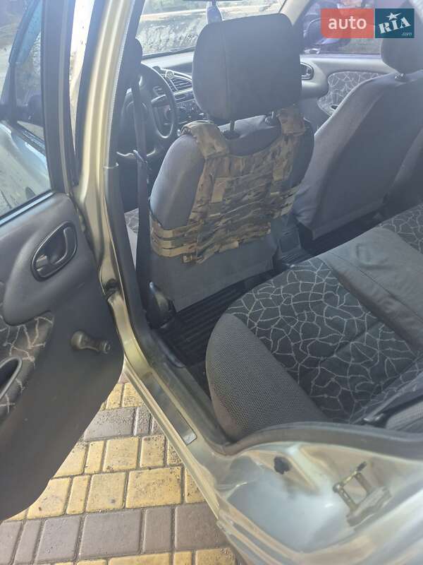 Седан Daewoo Lanos 2003 в Новомосковську