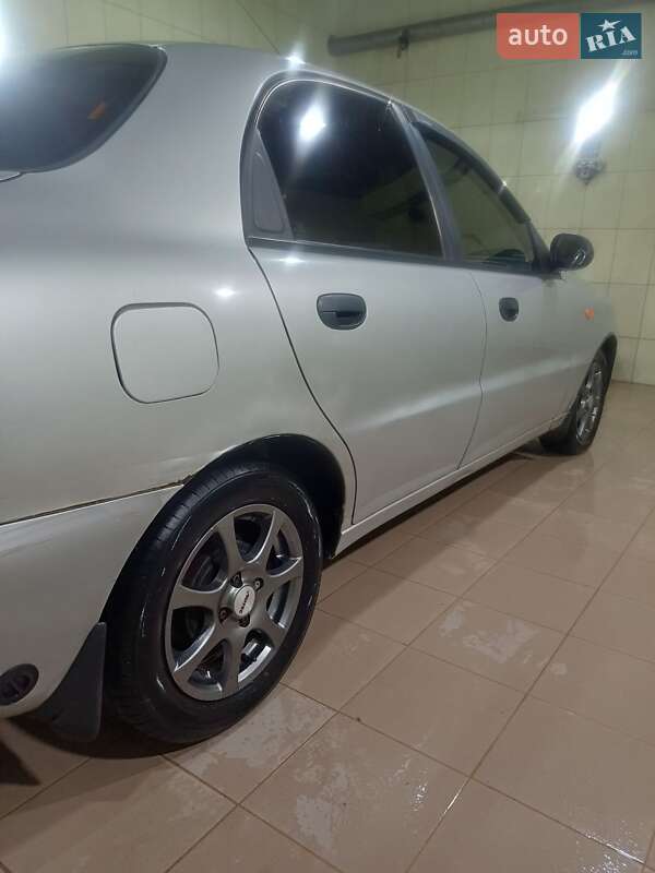 Седан Daewoo Lanos 2003 в Макарові