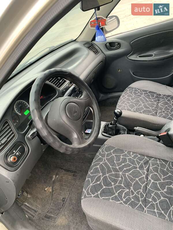 Седан Daewoo Lanos 2003 в Новомосковську