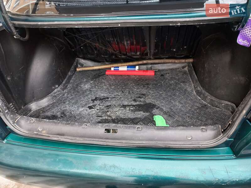 Седан Daewoo Lanos 2003 в Южному