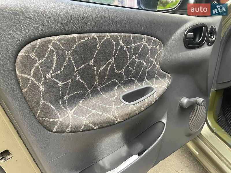 Седан Daewoo Lanos 2002 в Ровно