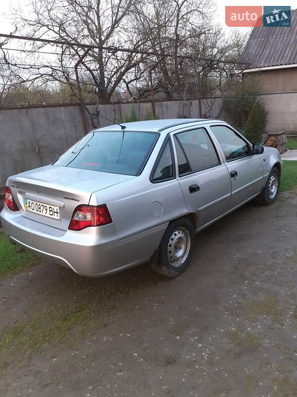 Седан Daewoo Nexia 2012 в Хусте