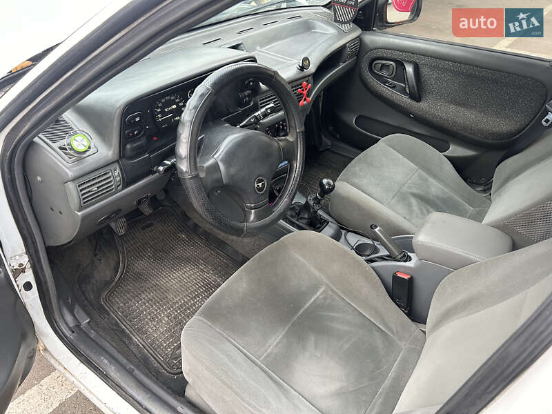 Седан Daewoo Nexia 1995 в Киеве