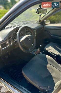 Седан Daewoo Nexia 2012 в 