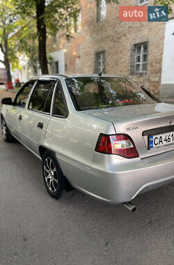 Седан Daewoo Nexia 2011 в 