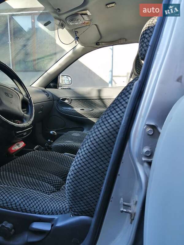 Седан Daewoo Nubira 1998 в Каменском
