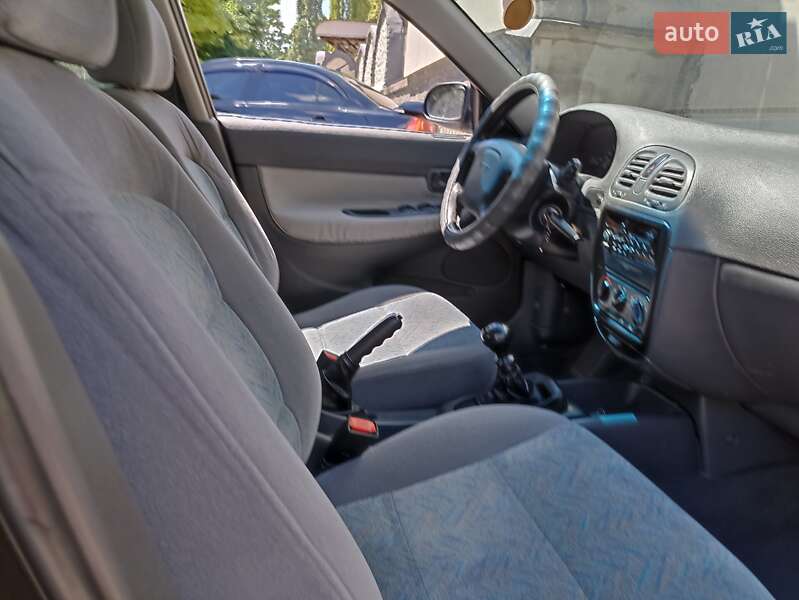 Седан Daewoo Nubira 1998 в Дніпрі